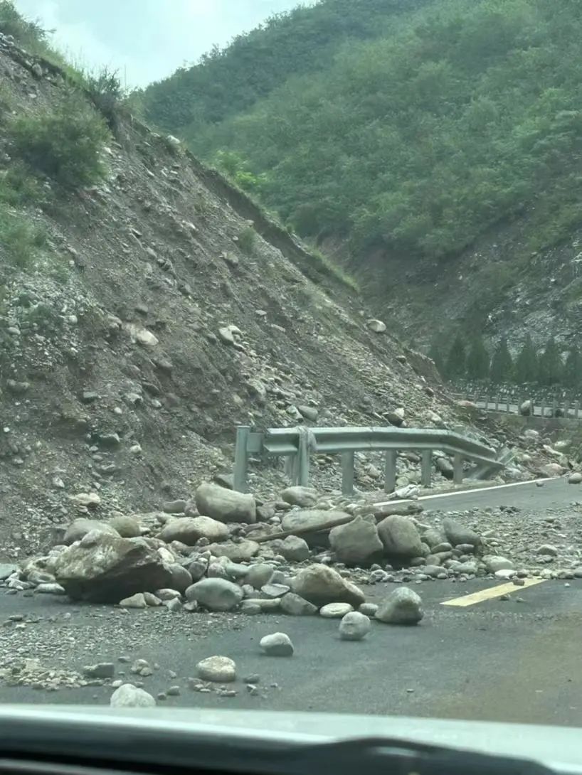 广西马山县惨烈车祸，瞬间改变命运的事故现场报道