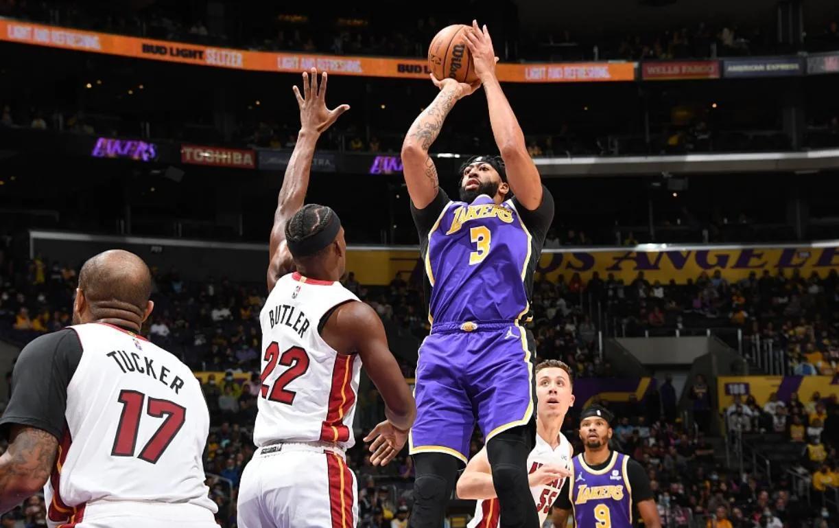 最新NBA各项记录保持者的日常趣事与传奇成就揭秘
