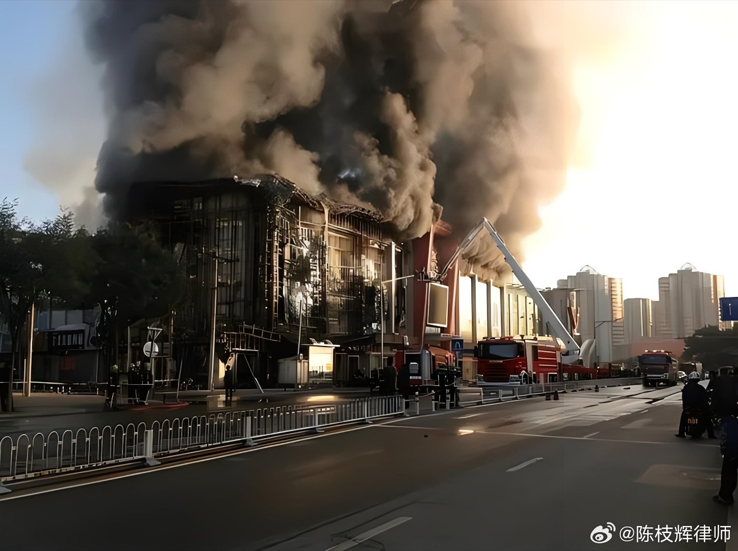 南京火灾最新消息及观点论述概述