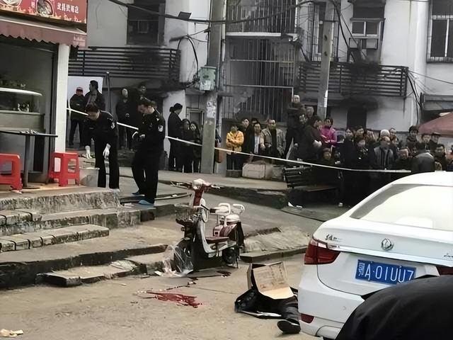 最新砍人事件揭秘，小巷神秘小店背后的故事