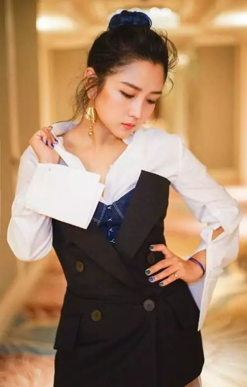 何洁离婚后拥抱自然，心灵平和之旅的最新动态